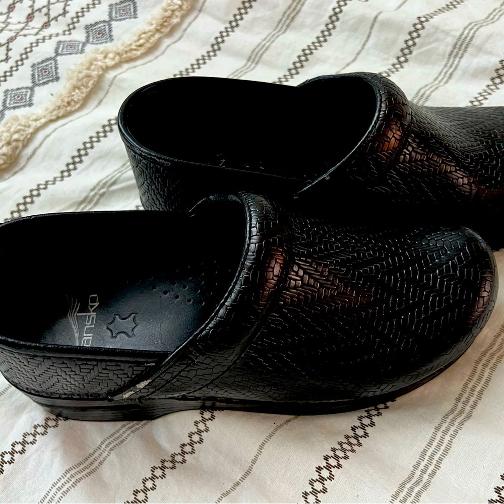 DANSKO CLOGS- BLK- 8- Almost new
